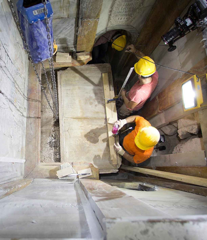 Os especialistas removendo a laje superior do Santo Sepulcro Os especialistas removendo a laje superior do Santo Sepulcro