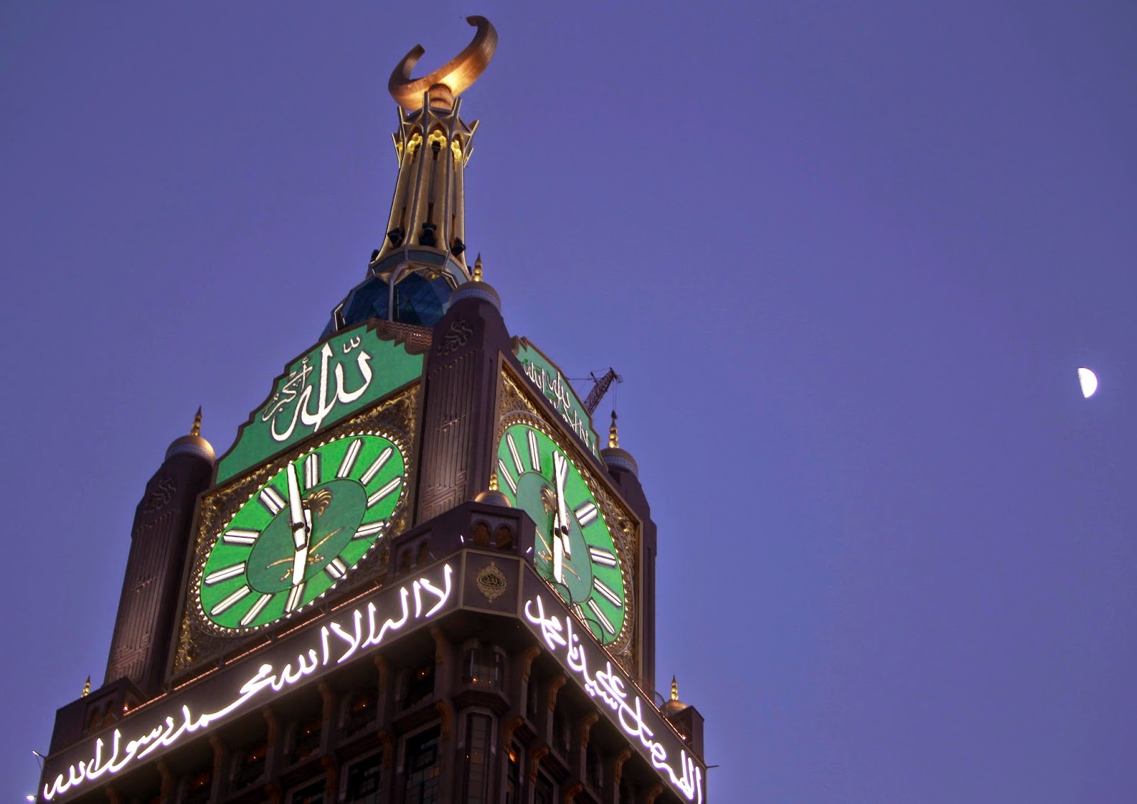 Самый большой часов в мире. Часовая башня в Мекке. Башня Абрадж Аль-Бейт. Часы Мекка на башне. Королевская часовая башня в Мекке.