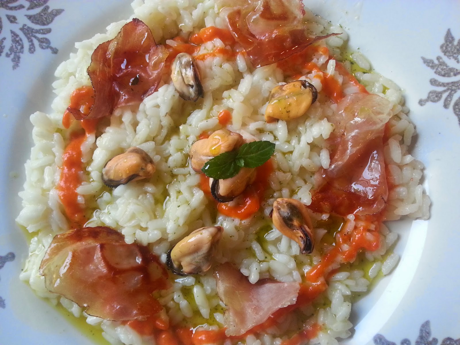 risotto con cozze, crema di peperoni, speck croccante e profumo di menta