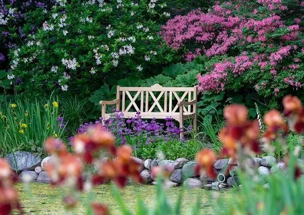 The benches are the gift of Fredensborg Municipality to the Queen on the occasion of the Queen's 80th birthday. Aage Andersen