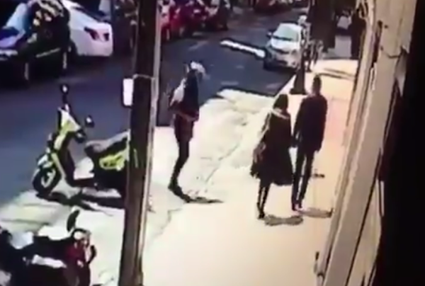 Cámara seguridad graba el asalto de un minuto a una pareja en la colonia del Valle Cámara seguridad graba el asalto de un minuto a una pareja en la colonia del Valle