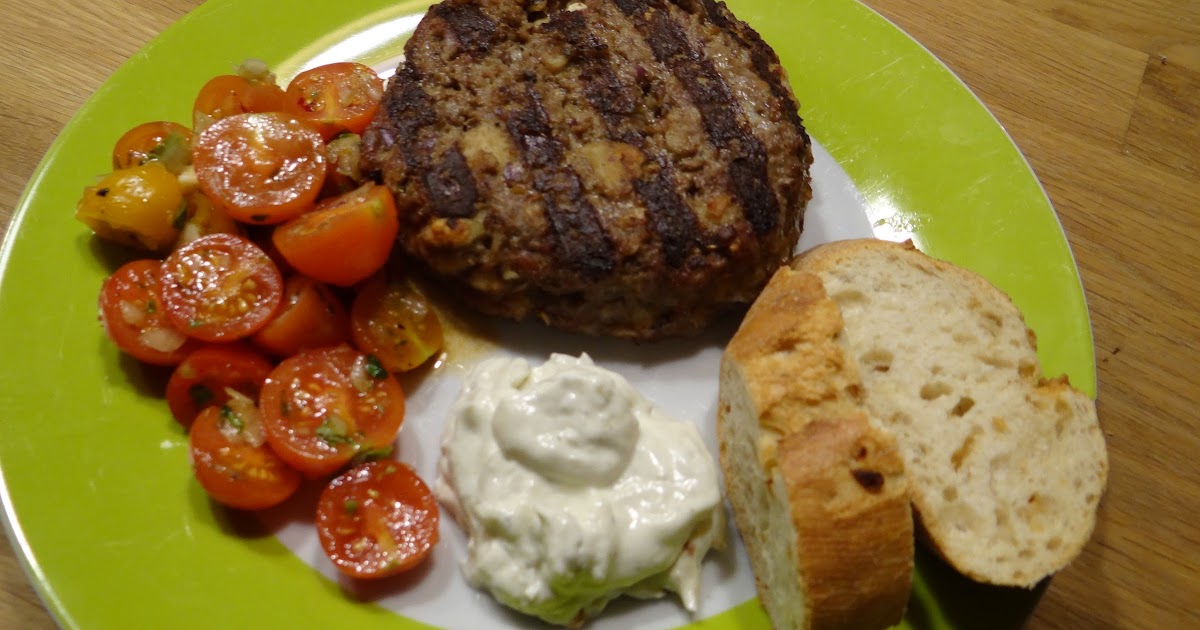 Grillen mit Leidenschaft: Griechische Bifteki mit Tomatensalat