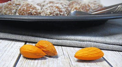 Weihnachtliche Aprikosen-Mandel-Energiekugeln