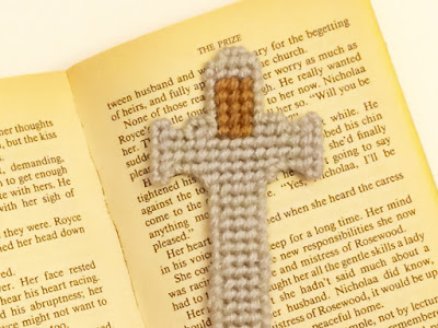 Mark your place in your Scottish historical romance with a plastic canvas sword bookmark.  The bookmark is based on one of our favorite highlander Connor MacLeod's sword.  Click to save the free pattern and start sewing right now.