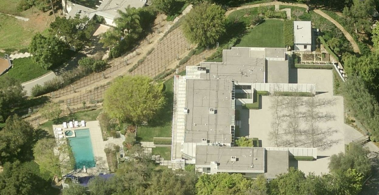 Jennifer Anistons House Jennifer Aniston House. An aerial view of the east side of the 8.500 sq ft house.