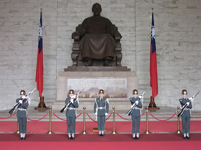 Cambio de guardia en el Salón Conmemorativo de Chiang Kai-shek, en Taipei