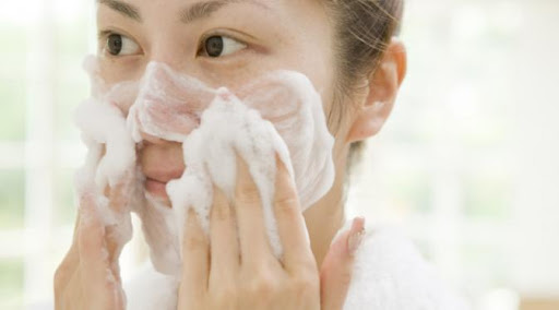 bondong ke klinik kecantikan untuk memperoleh perawatan wajah yang maksimal 8 Kebiasaan Sepele yang Bikin Wajahmu Putih Bersih, Tak Perlu Krim atau Perawatan Mahal!