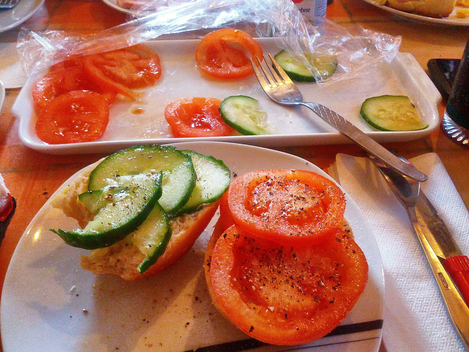 Gurken- und Tomatenbrötchen
