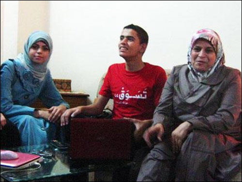 محمد المدهون وبجانبه أمه وأخته