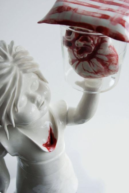 Maria Rubinke esculturas porcelana surreais sangue crianças macabras Coração