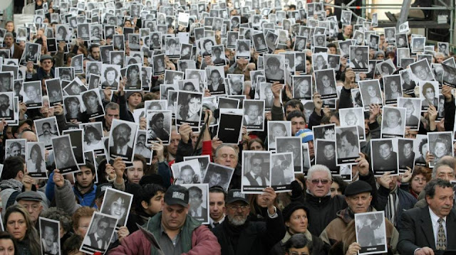  El Centre Wiesenthal al costat de les víctimes. A la foto, manifestants contra l'atemptat amb explosius a l'Associació Mutual Israeliana Argentina, 1994, que va causar 85 morts.