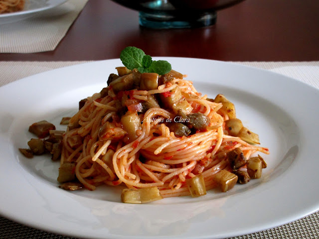 Espaguetis con berenjenas blancas y salsa de tomate