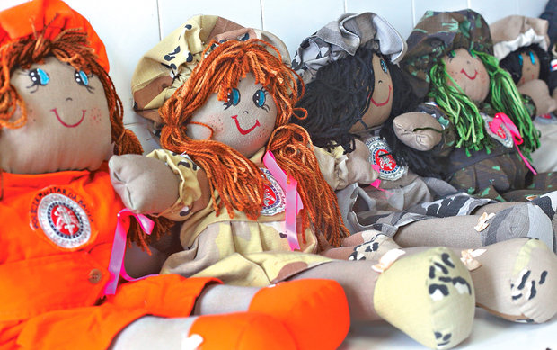 Confeccionar bonecas reaproveitando fardas antigas é parte de tratamento de PMs e bombeiros afastados. Grupo de PFem comanda oficina (Foto: Marina Silva/CORREIO)