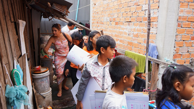 Ermine Norodom emmène les enfants de Little Hearts dans le bidonville de Boeng Trabek Ermine Norodom emmène les enfants de Little Hearts dans le bidonville de Boeng Trabek