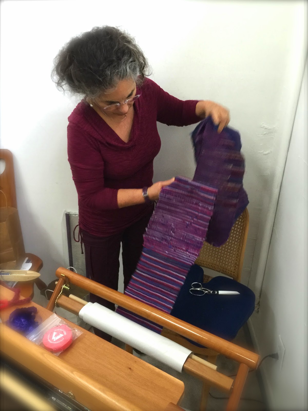 CENTERING WITH FIBER Saori 4 harness loom Threading away from the loom