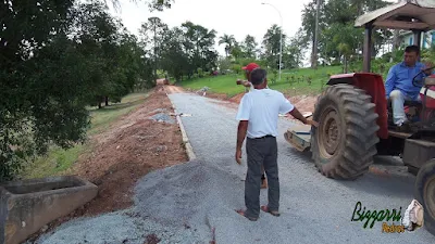 Bizzarri visitando uma obra na sede de uma fazenda em Atibaia-SP onde estamos fazendo a rua de pedra com os pisos com pedrisco e as guias de pedra com a execução do plantio de grama batatais. 11 de novembro de 2016.