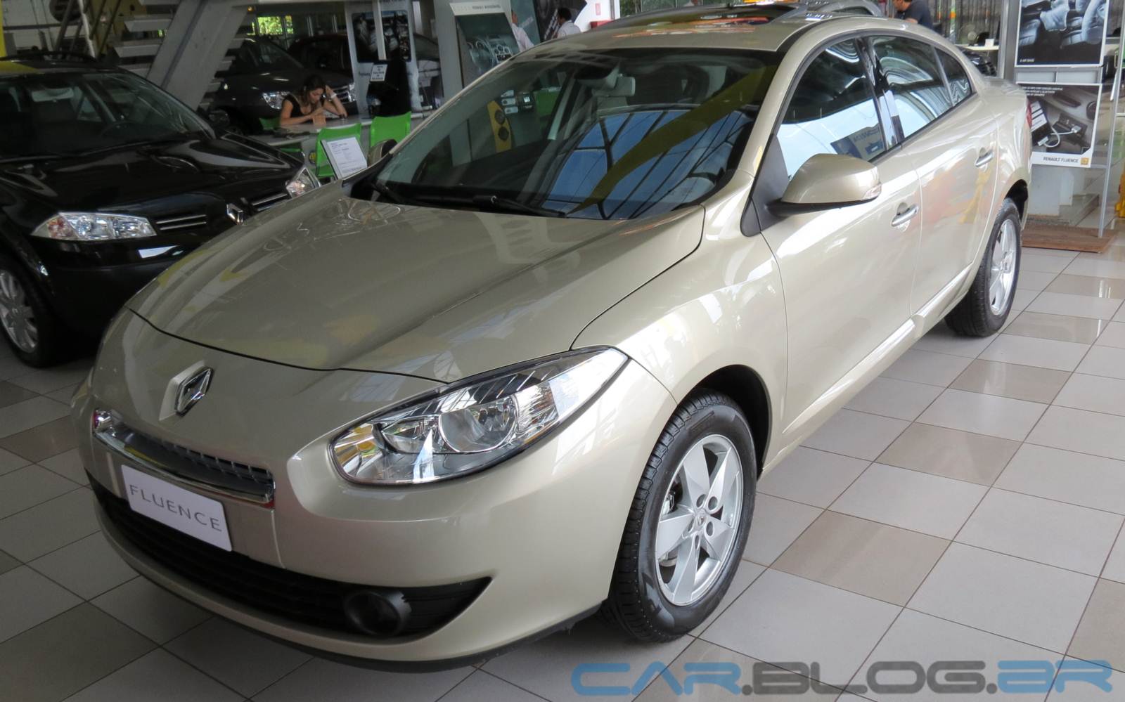 Renault Fluence Dynamique 2013 - fotos, preço e especificações técnicas