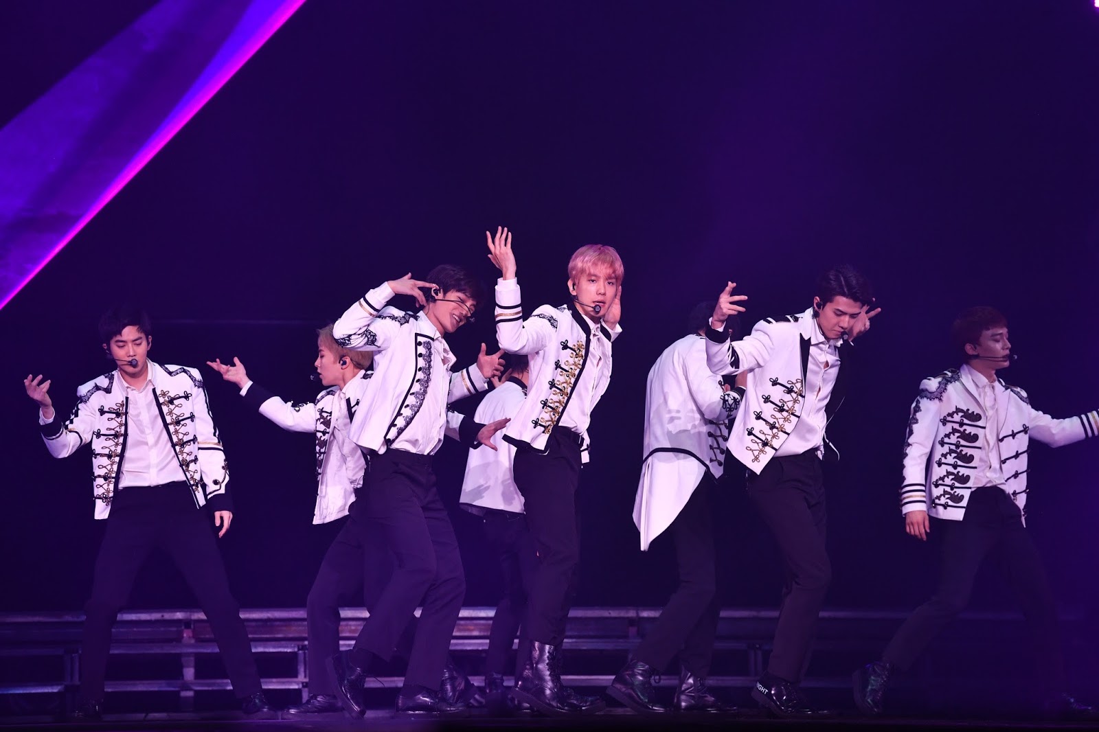 EXO 4 The EℓyXiOn in Singapore