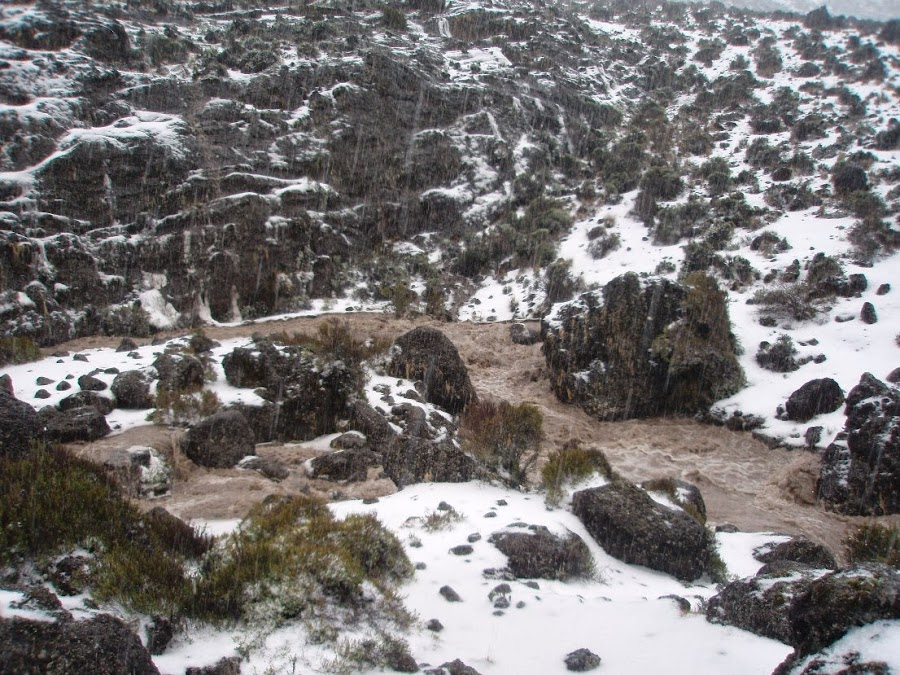 Bajo-la-tormenta-de-granizo-en-el-Kilimanjaro