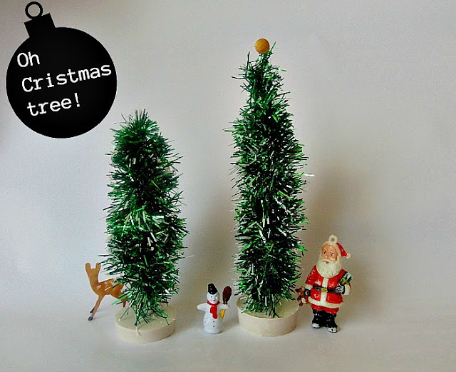 χριστουγεννιάτικο-δέντρο-με-γιρλάντα-για-διακόσμηση