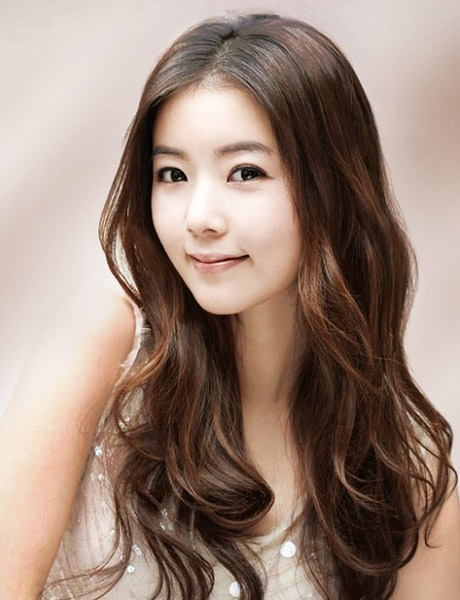 Typical Korean hair, dyed brownish-red and reaches to the shoulder or past