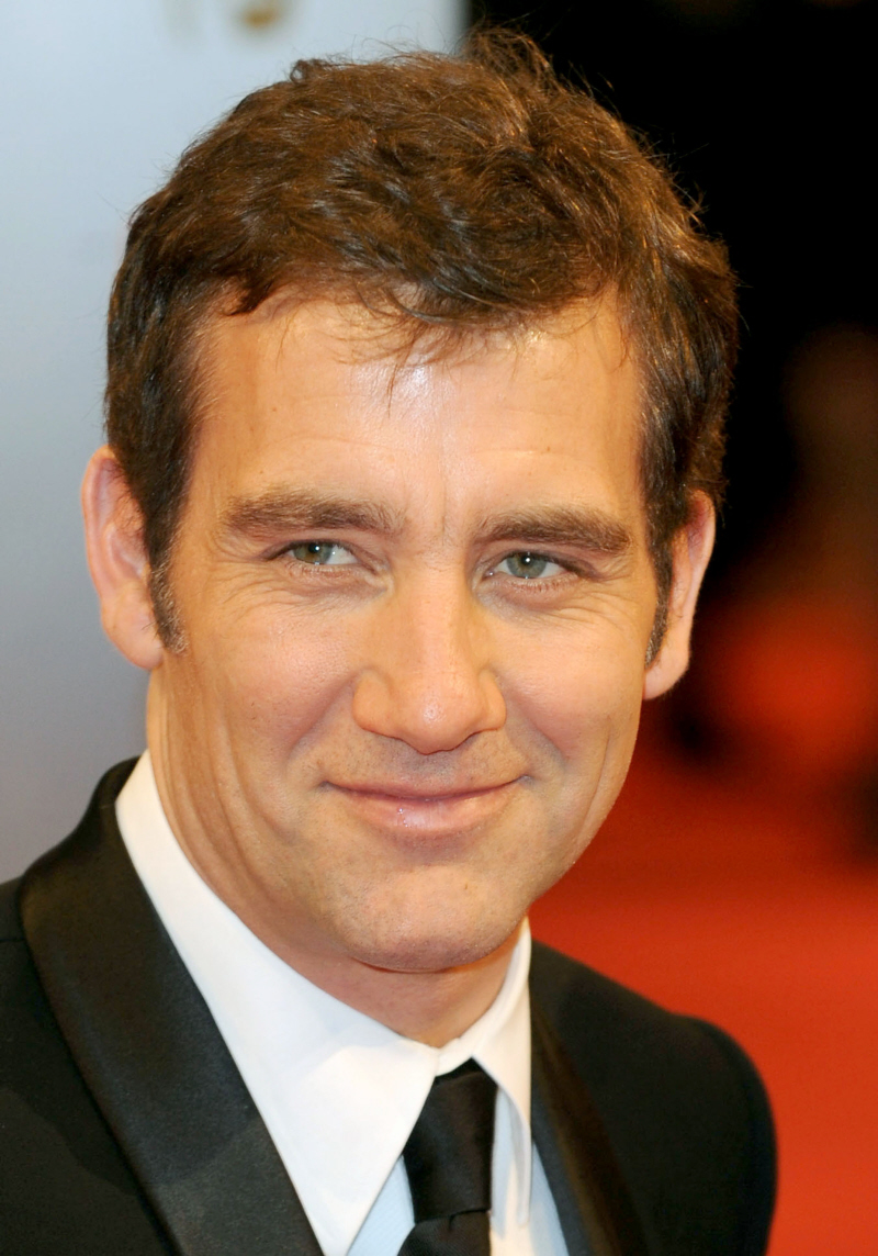 хью грант. дэмиэн каупер актер. бенедикт камбербэтч. генри кавилл фото. лучшие британские актеры.