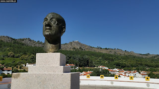 MONUMENT / Estátua Professor António José Pereira Flores (Mestre Barata Feyo), Bairro da Eira, Castelo de Vide, Portugal MONUMENT / Estátua Professor António José Pereira Flores (Mestre Barata Feyo), Bairro da Eira, Castelo de Vide, Portugal