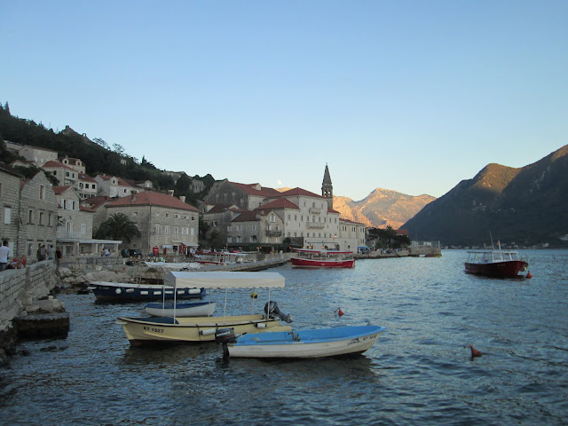 Perast enamora con sus coloridos barquitos 
