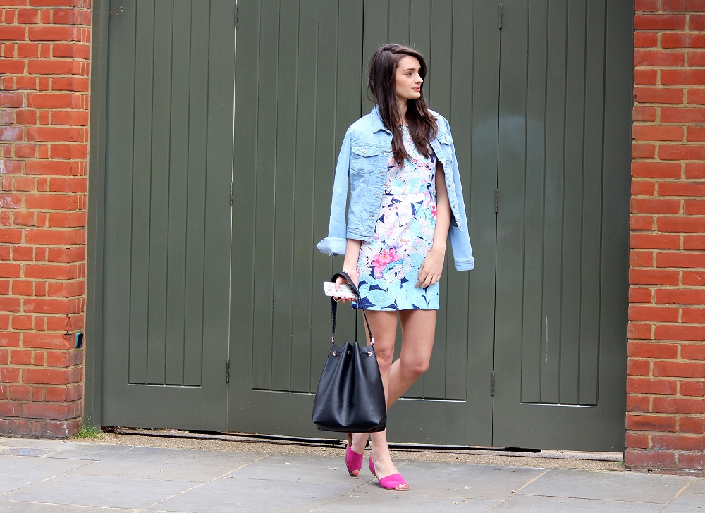 peexo fashion blogger wearing denim jacket and floral dress and pink sandals