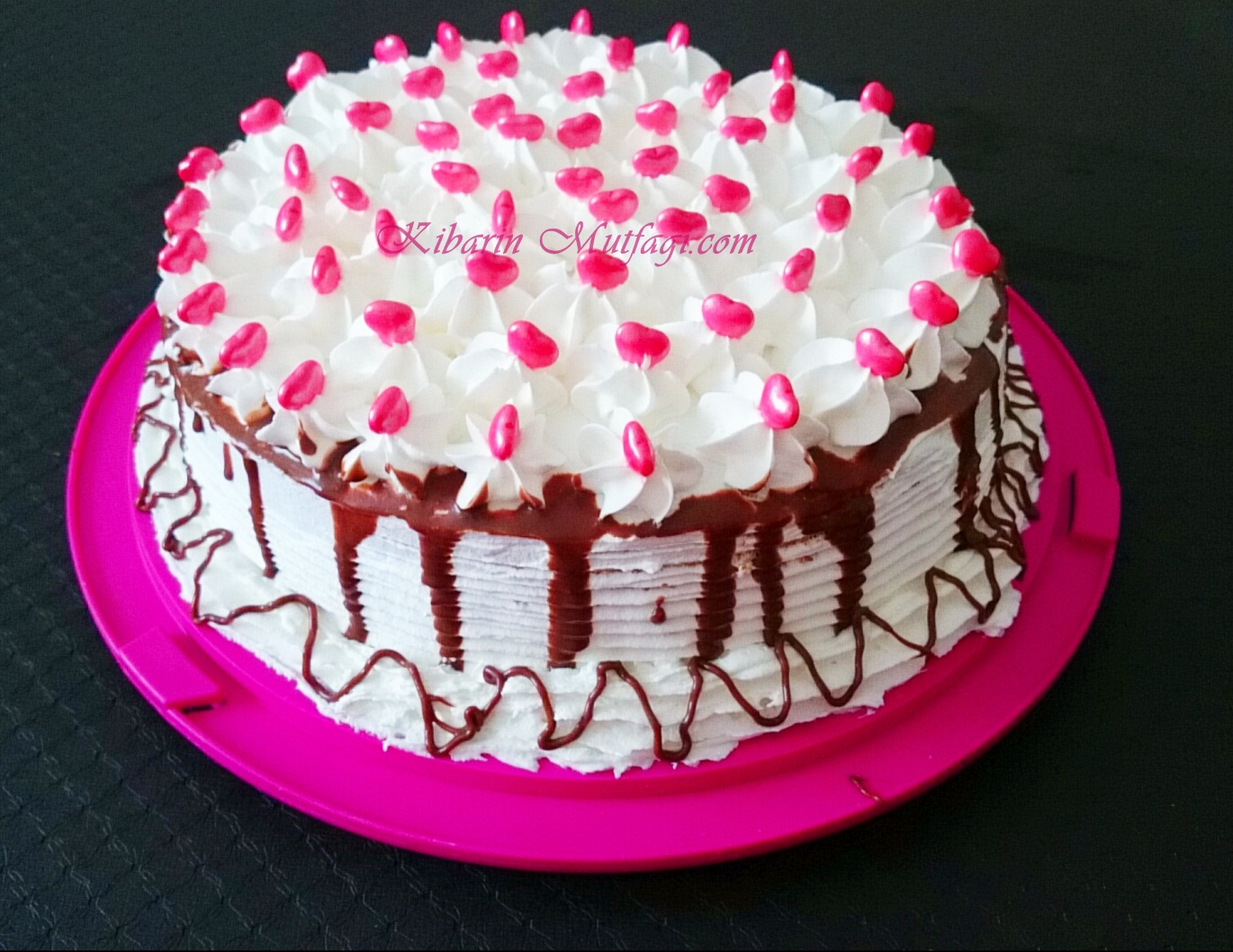 Çikolata soslu kolay yaş pasta nasıl yapılır resimli anlatım Kibarin