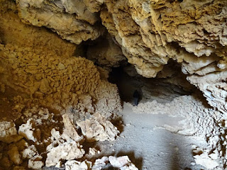 Aberturas en el lateral de la cueva
