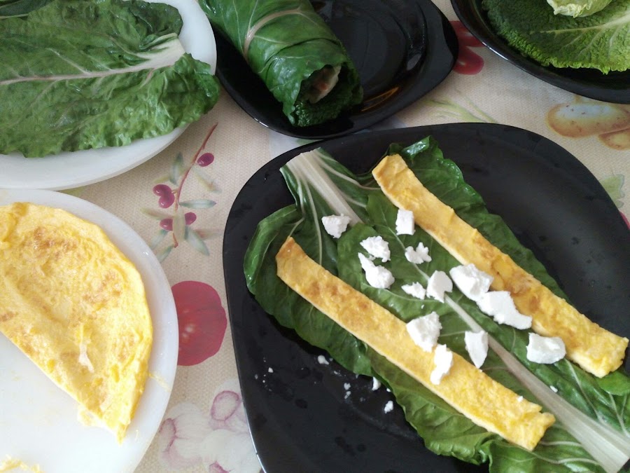 Primera capa de relleno de los rollitos vegetales: acelgas, tortilla francesa y queso de cabra.