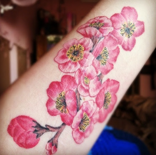 Um buquê de flores de cerejeira tatuagem no braço. Uma vista maravilhosa, de fato, e muito bonito de se olhar. É como carregar o seu próprio buquê de flor de cerejeira onde quer que você vá. (Foto: Fontes de imagem)