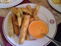 Bastones de berenjena con salmorejo