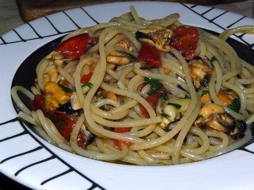 Sud Italia in Cucina Spaghetti con Cozze Nere Tarantine in Bianco