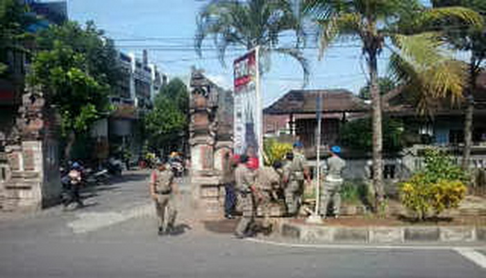 Satpol PP Tabanan Tertibkan Baliho dan Bendera Ormas