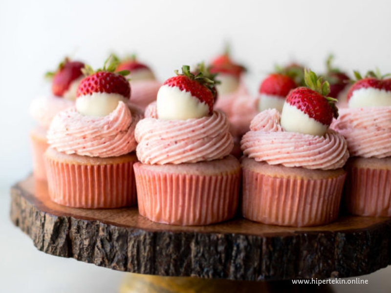 DELICIOUS WHITE CHOCOLATE STRAWBERRY CUPCAKES DELICIOUS WHITE CHOCOLATE STRAWBERRY CUPCAKES