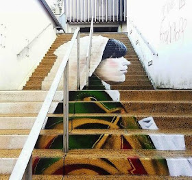 تحويل السلالم إلى لوحات فنية تجذب الأنظار