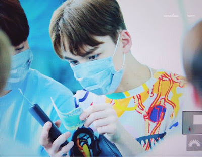 Vernon Seventeen pandangi duit rupiah kertas Rp 1.000.