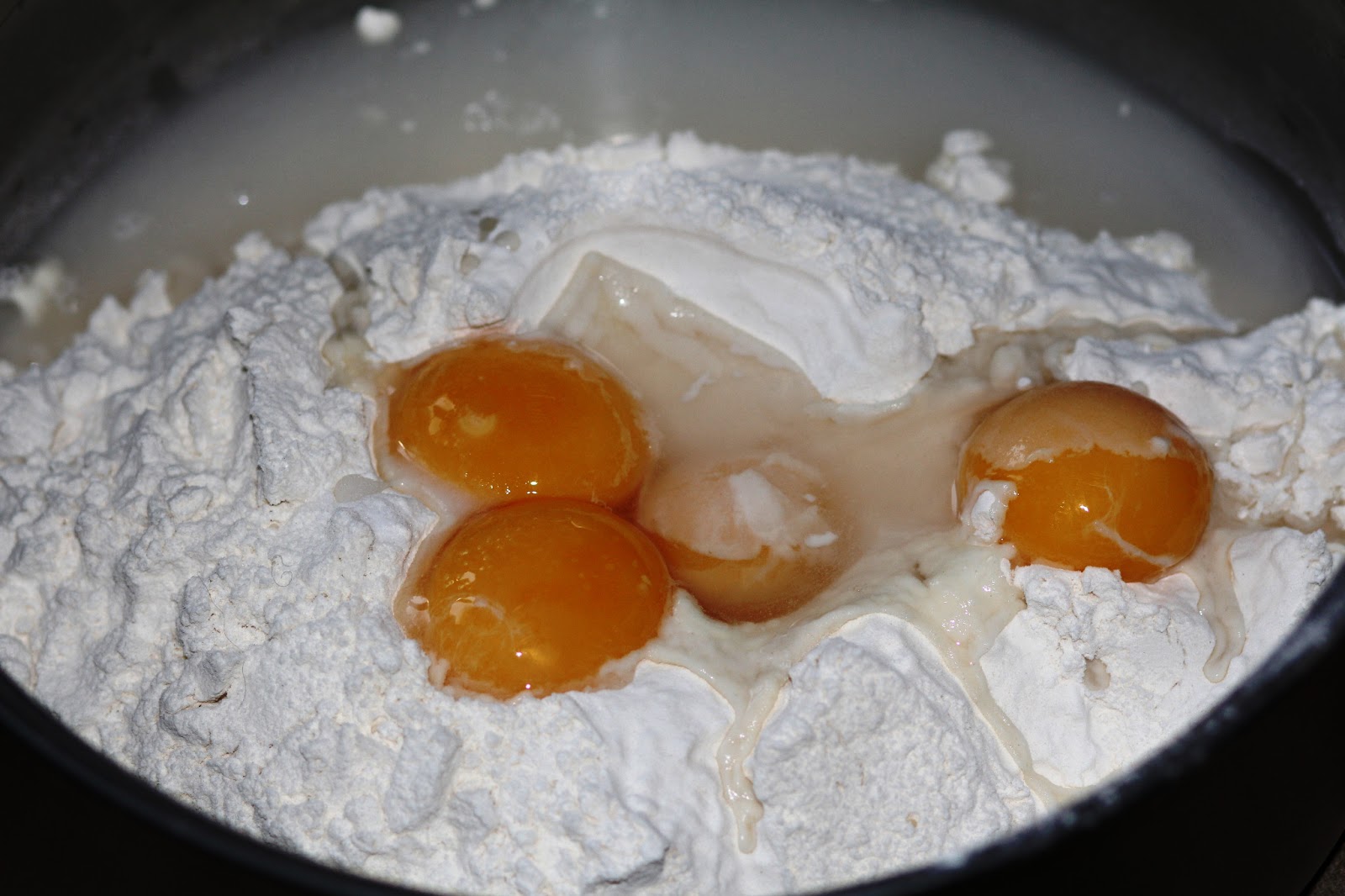 тесто для пельменей на желтках. тесто для пельменей на желтках. тесто для вареников на желтках. тесто на одних желтках. желток в соли.