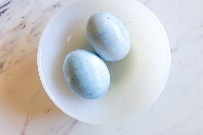 How to Naturally Dye Easter Eggs ♥ bakeat350.net for The Pioneer Woman Food & Friends