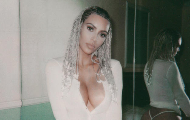 Kim Kardashian pubblica incredibili foto istantanee Polaroid su Instagram e Twitter