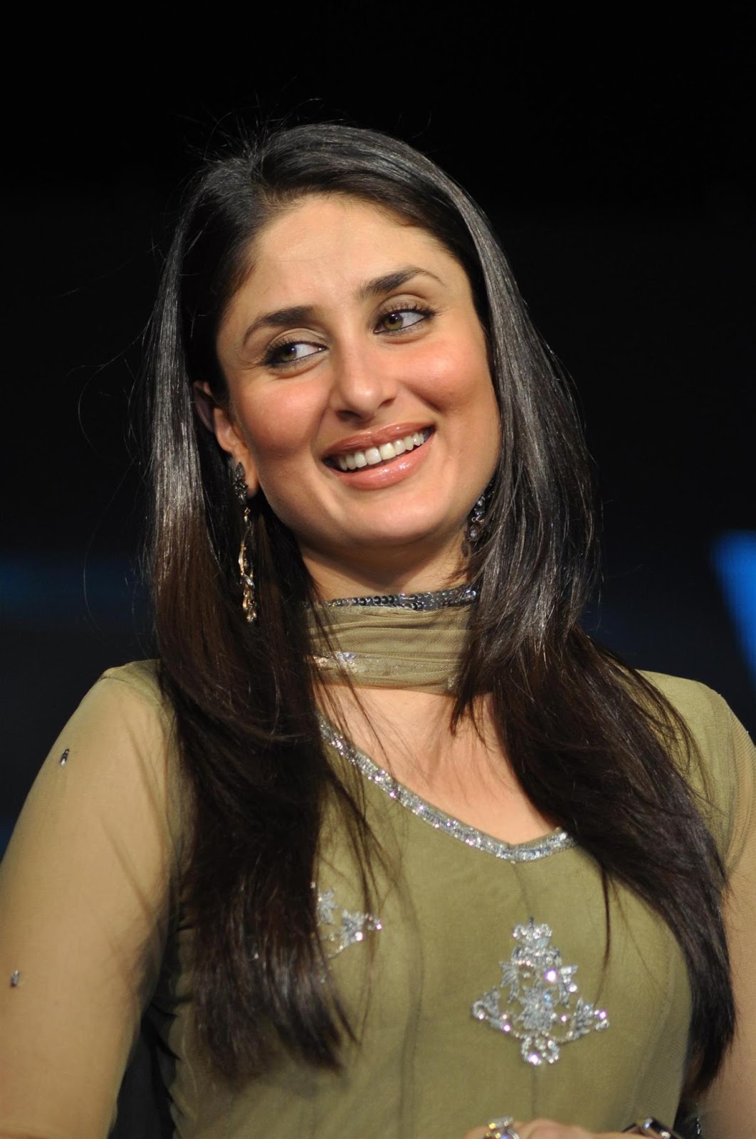Kareena Kapoor In A Sexy Dress ~ Only Wallpapers Gallery