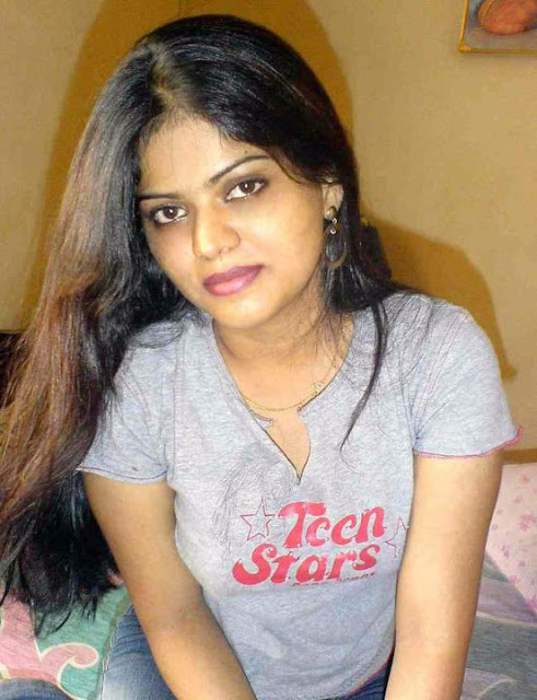 Desi Mallu Hot Masala Actress Neha Nair In Hot Cleavage And T Shirt 