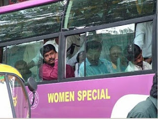 इन भारतीय लोगों ने की कुछ ऐसी अजीबोगरीब हरकतें कि देखने वाले हंसने लग गए, देखें तस्वीरें (Most Funny Images in Hindi) आज हम आपके लिए Most Funny Images लेकर आये हैं. दोस्तों देखा जाए तो हम हर दिन आपके लिए कुछ ना कुछ लाते ही रहते हैं लेकिन आज जो तस्वीरें हम आपके लिए लेकर आये हैं उन्हें देख आप अपनी हंसी नहीं रोक पाएंगे. क्योंकि आज हम आपके लिए भारत के लोगों की कुछ अजीबोगरीब तस्वीरें लेकर आये हैं जिन्हें देख आप भी मान जाओगे की इस दुनिया में ही नहीं बल्कि भारत में भी कई अजीबोगरीब लोग रहते हैं. जिनकी हरकतें बाकी दुनिया से एकदम ही अलग होती हैं.