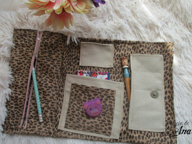 Estuche de tela con bolsillos al interior