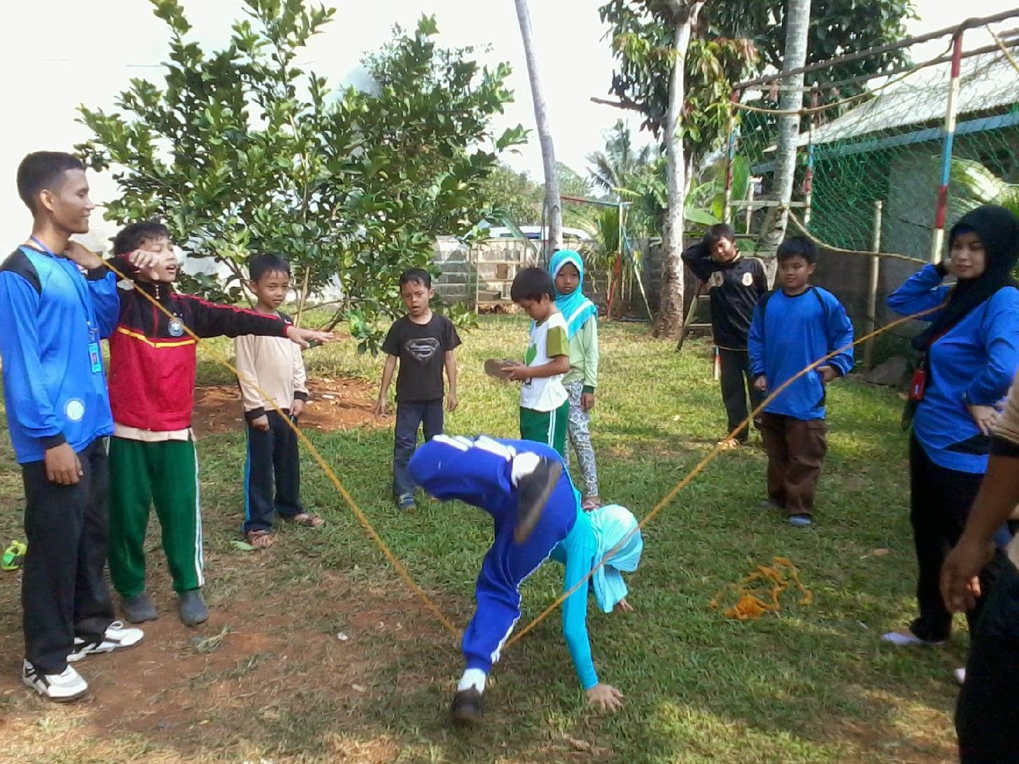 Gerakan untuk lompat karet Permainan Tradisional Indonesia
