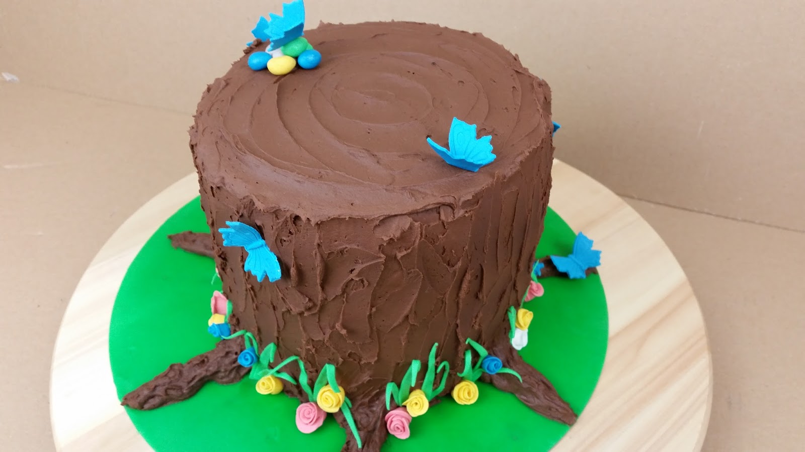 Ostertorte - Motivtorte: Häschen im Baumstumpf