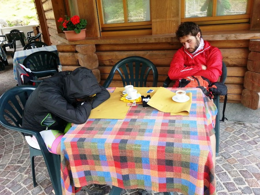 Durmiendo-la-siesta-en-transalpes-en-btt-alpes