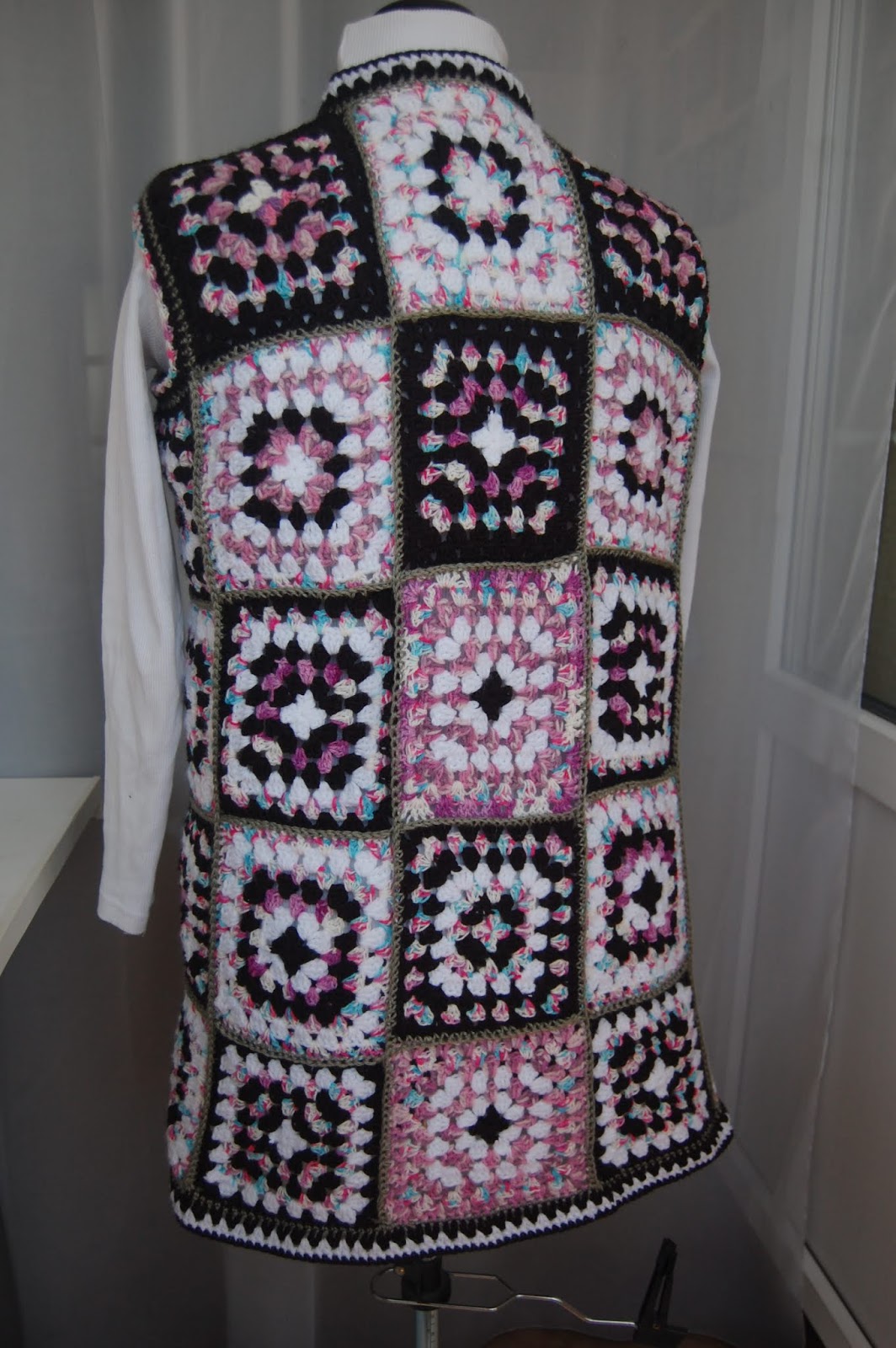 жилетка бабушкин квадрат. безрукавка из бабушкиных квадратов. жилет бабушкин квадрат. жилетка из бабушкиных квадратов. жилетка бабушкин квадрат.